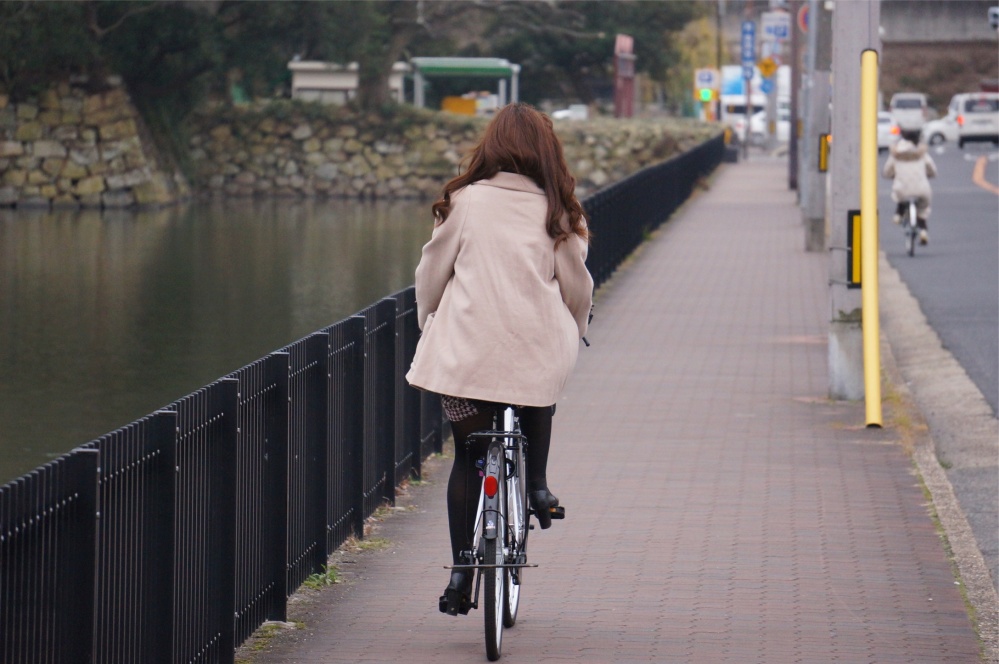 Japan: people on bikes but without any specific cycling infrastructure. How come?